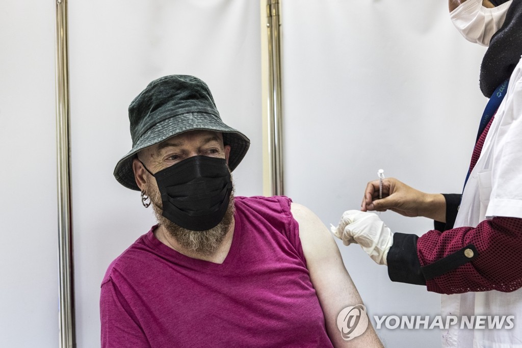 "일본, 무료 부스터샷 검토"…39.5%가 코로나백신 2회 완료