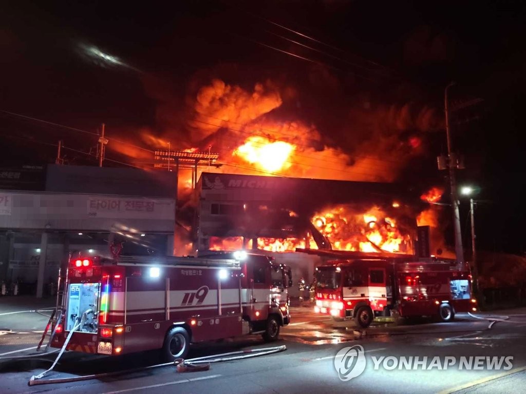 원주 타이어 정비공장 화재 밤샘 진화 중…인명피해 없어(종합2보)