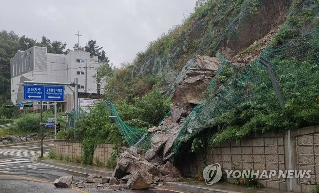 게릴라성 호우 쏟아진 강릉 출근길 물바다…도로 12곳 침수