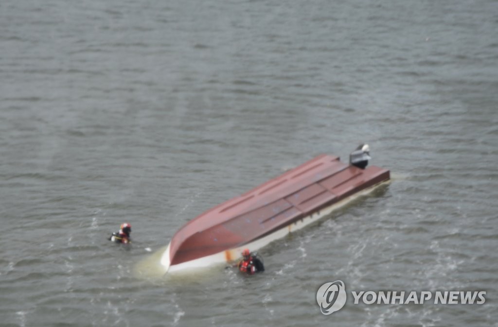 1명 사망 금강하굿둑 선박 전복사고…금강사업단 과실 여부 관심