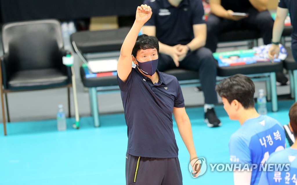 신영철 감독 "예상하지 못한 컵대회 우승…부족한 점은 많아"