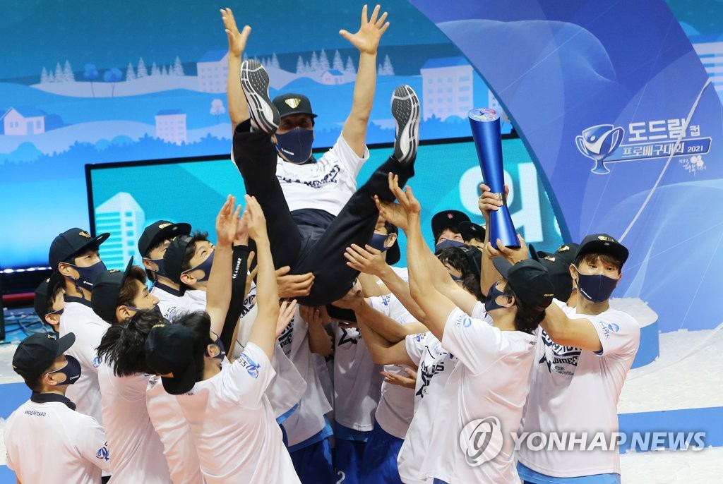 신영철 감독 "예상하지 못한 컵대회 우승…부족한 점은 많아"