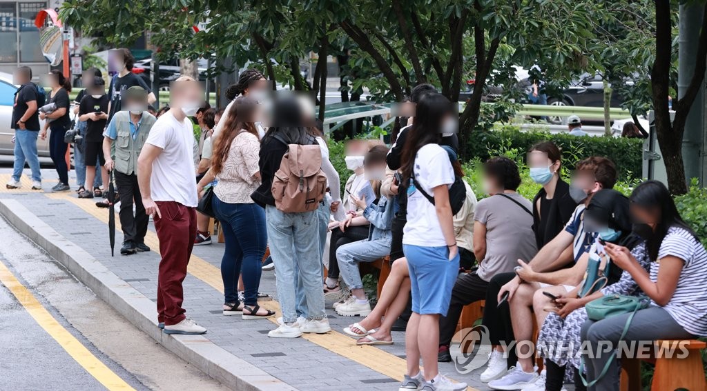 학교-사업장 등 새 집단발병…감염경로 '조사중' 32.8% 연일 최고치(종합)