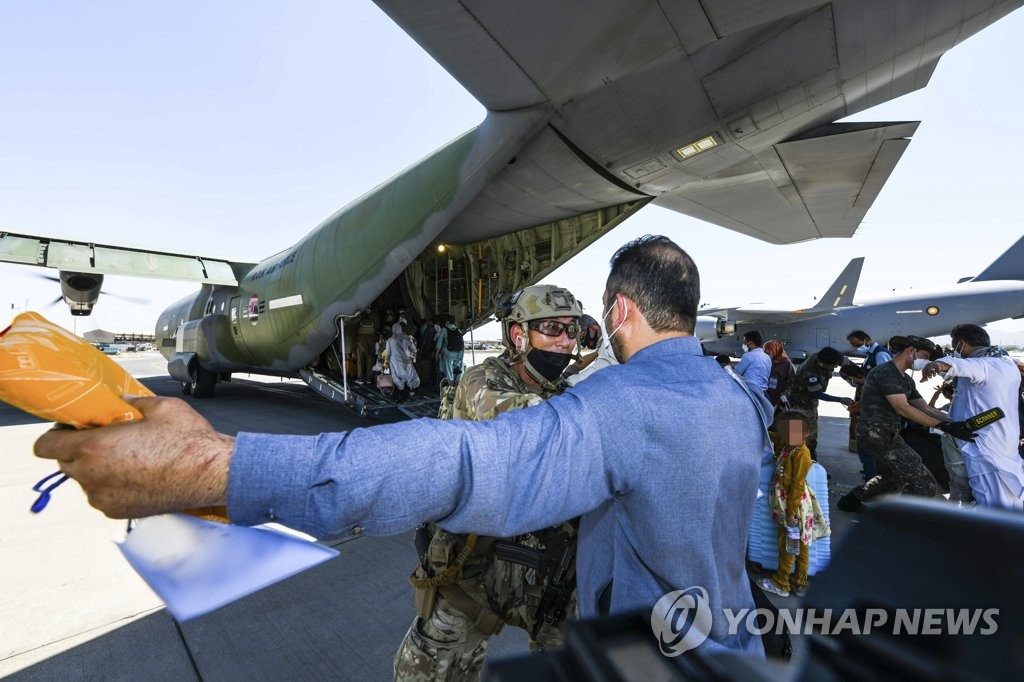 남은 아프간 협력자 13명 태운 군용기 파키스탄 출발…내일 도착