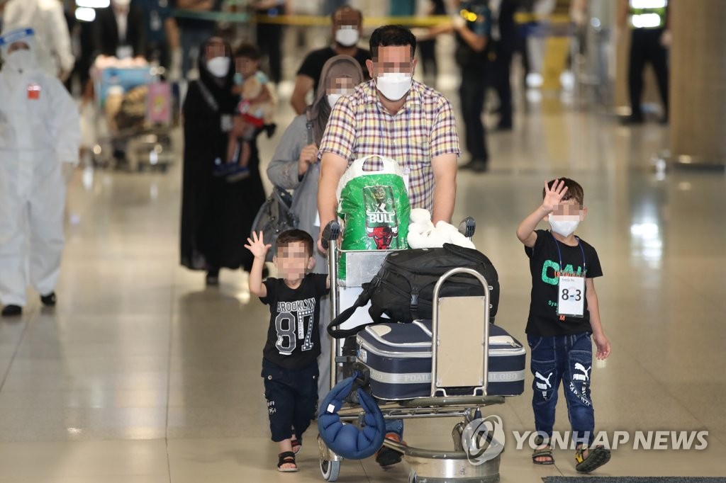 남은 아프간 협력자 13명 태운 군용기 파키스탄 출발…내일 도착