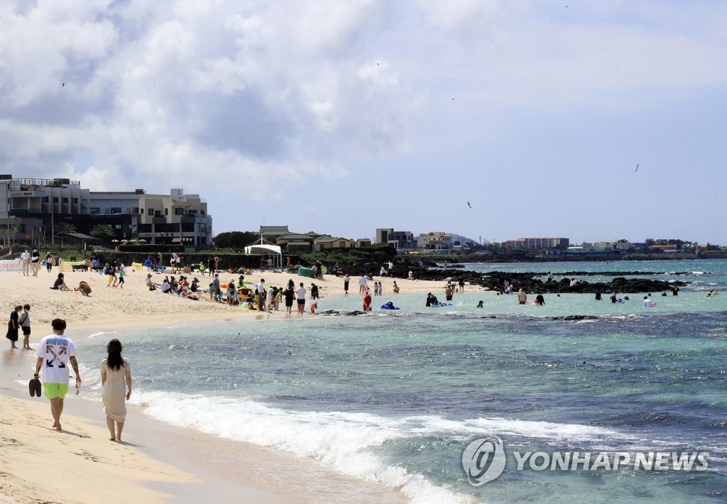 궂은 날씨 속 거리두기에 주요 행락지 '한산'…쇼핑몰 '북적'