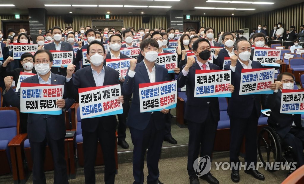 네차례 마라톤협상 종일 대치…靑도 출동 '거중조정'