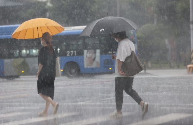 지난 1일 서울 종로구 도로에서 시민들이 우산을 쓴 채 발걸음을 옮기고 있다. 사진=연합뉴스