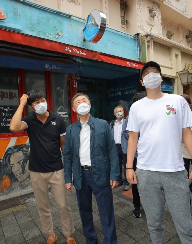 국민의힘 대권주자인 최재형 전 감사원장이 1일 오후 서울 용산구 이태원 세계음식문화거리를 상인들과 함께 둘러보고 있다. 사진=연합뉴스