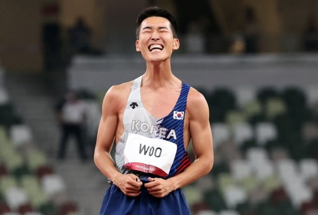 도쿄올림픽 남자 높이뛰기 우상혁이 1일 도쿄 올림픽스타디움에서 열린 결선에서 2.39미터 실패 후 아쉬워 하고 있다. 우상혁은 "괜찮아"라고 외쳤다. 사진=연합뉴스
