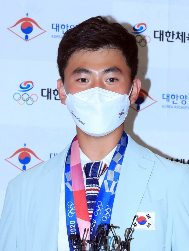 2020 도쿄올림픽 남자 양궁 대표팀 김제덕이 1일 오후 영종도 인천국제공항을 통해 귀국한 뒤 취재진 질문에 답하고 있다. /사진=연합뉴스