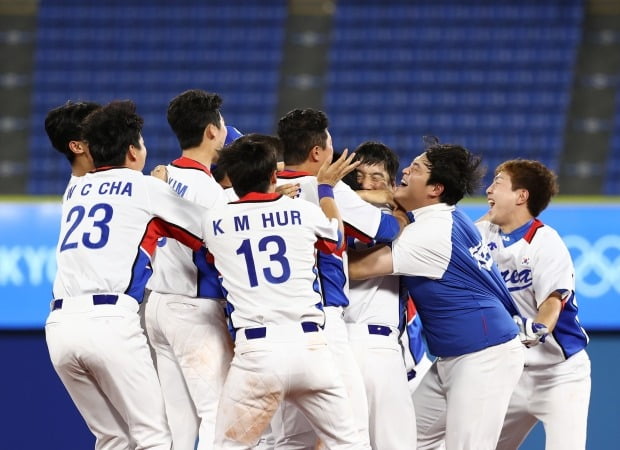 일본 요코하마 스타디움에서 열린 도쿄올림픽 야구 한국과 도미니카공화국의 녹아웃 스테이지 경기에서 한국 대표팀이 승리 후 환호하고 있다. /사진=연합뉴스