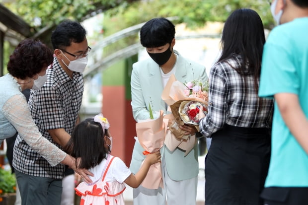 2020 도쿄올림픽 3관왕에 오른 양궁 대표팀 안산이 3일 오전 모교인 광주 북구 문산초등학교를 찾아 꽃다발을 받고 있다. /사진=연합뉴스