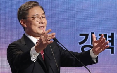청와대 "최재형 '文 부친 친일파' 언급, 매우 부적절한 처신"