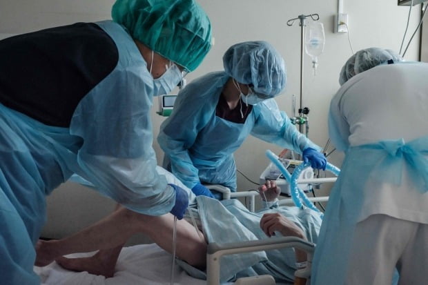 삿포로 홋카이도 대학병원에서 의료진이 코로나19 환자를 돌보는 모습. /사진=AFP