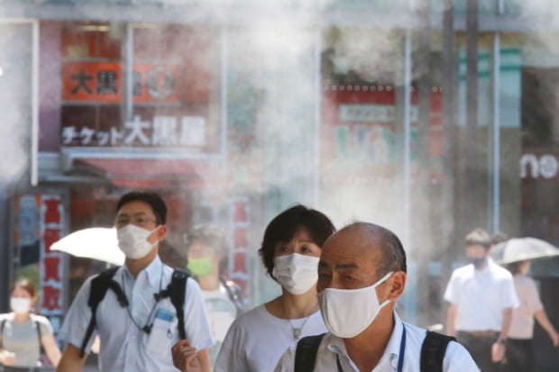 일본 도쿄 시내에서 5일 마스크를 쓴 행인들이 지나가고 있다. 도쿄올림픽이 종반을 향해 가는 가운데 일본에서의 코로나19 확산세가 폭발적으로 증가하고 있다. /사진=연합뉴스