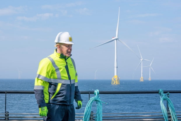 보리스 존슨 영국 총리가 스코틀랜드 방문 이틀째인 5일(현지시간) 선박에 승선해 애버딘셔 인근에 있는 모레이 해상 풍력발전소를 시찰하고 있다.  /사진=AFP연합뉴스