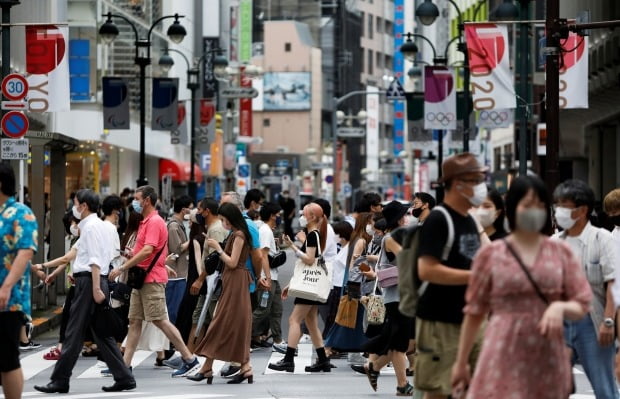 마스크를 쓴 일본 시민들이 시부야 상점가를 걷고 있다. 사진=REUTERS