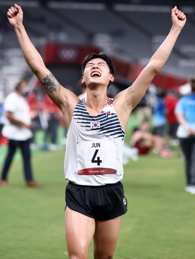  7일 일본 도쿄스타디움에서 열린 도쿄올림픽 남자 근대5종 레이저런 경기에서 한국 전웅태가 동메달을 획득한 후 포즈를 취하고 있다. 사진=연합뉴스