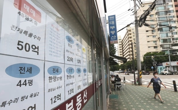 서울 강남구 압구정동 한 부동산 모습. /연합뉴스