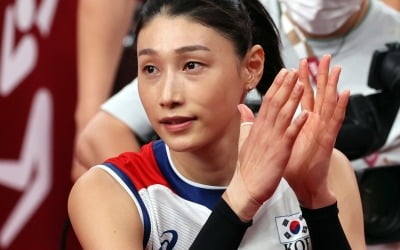 '은퇴 선언' 김연경 귀국, 대표팀 은퇴 여지 남겨