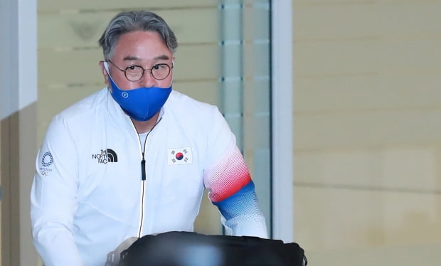 도쿄올림픽에 출전한 야구대표팀 김경문 감독이 8일 오후 인천국제공항 제2여객터미널을 통해 귀국하고 있다. /사진=연합뉴스