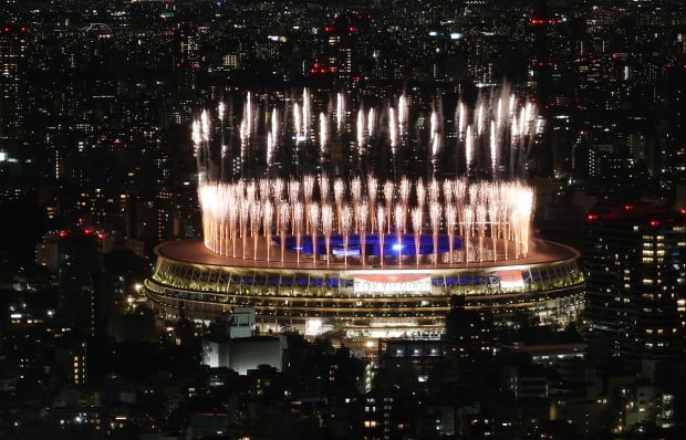 도쿄올림픽 폐막식이 열린 8일 도쿄 시부야스카이에서 바라본 올림픽스타디움에서 불꽃이 터지고 있다. /사진=연합뉴스
