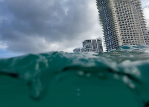 유엔 산하 국제기구 기후변화에 관한 정부 간 협의체(IPCC)가 지구온난화 보고서를 발표한 지난 9일, 미국 플로리다주 콘도 건물 근처 해변에서 파도가 치고 있다. 미래에 마이애미 데이드 카운티는 지구 온난화로 인한 해수면 상승에 가장 취약한 장소로 꼽힌다./사진=AFP