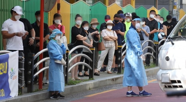 10일 서울 구로구 보건소 선별진료소에서 시민들이 검사를 받기 위해 길게 줄을 서 있다. /사진=연합뉴스