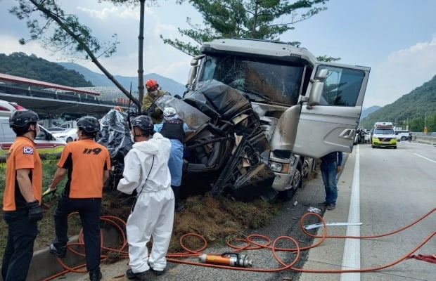 11일 오후 2시 57분께 경북 칠곡군 동명면 중앙고속도로 부산 방향에서 7중 추돌사고가 발생했다. 사진은 사고현장 모습. /사진=연합뉴스