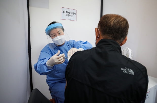 지난 12일 서울 관악구 에이치플러스 양지병원에서 한 의료진이 아스트라제네카 백신을 접종하고 있다. 사진=연합뉴스