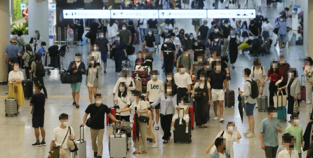 제주국제공항이 관광객들로 북적이고 있다.(사진=연합뉴스)