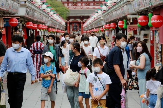 24일 일본 하루 확진자가 하루 만에 다시 2만명을 돌파했다. 사진은 도쿄 도심 아사쿠사의 나카미세 거리가 마스크를 착용한 방문객들로 북적이는 모습. /사진=AP