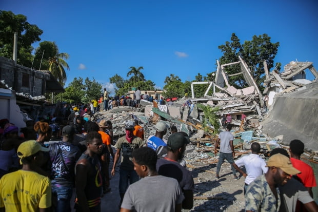 14일(현지시간) 규모 7.2의 강진이 발생한 카리브해 섬나라 아이티 서남부 레카이에서 주민들이 무너진 주택 잔해 속에서 생존자를 찾고 있다. 사진=연합뉴스