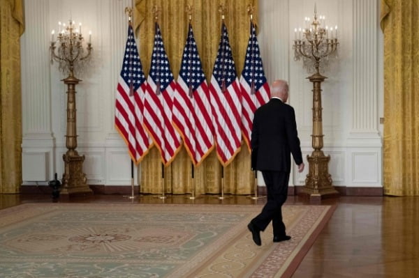 조 바이든 미국 대통령이 지난 16일(현지시간) 백악관에서 아프가니스탄 사태와 관련해 입장 표명을 한 뒤 자리를 떠나고 있다./사진=AFP