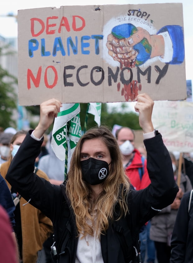 지난 17일(현지시간) 독일 베를린, 환경보호를 외치는 시위대에서 한 참가자가 플래카드를 들고 있다./사진=REUTERS