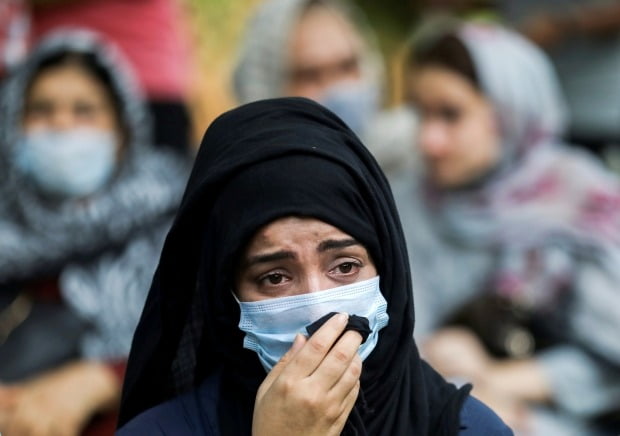 인도 수도 뉴델리에서 18일(현지시간) 한 아프가니스탄 여성이 국제사회가 나서서 자국 난민을 도와달라고 호소하며 울먹이고 있다. 사진=연합뉴스