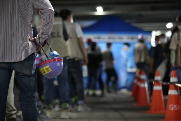 20일 오후 서울 중구 앰배서더호텔 공사현장에서 '서울시 찾아가는 선별진료소'가 운영되고 있다. /사진=연합뉴스