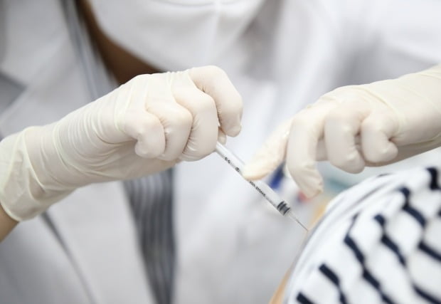 코로나19 백신 접종센터에서 의료진이 백신 접종을 하고 있다. 사진=연합뉴스