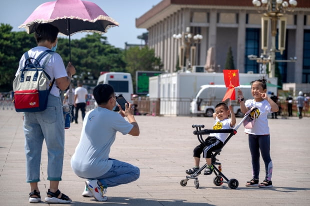 중국 베이징 톈안먼광장 앞에서 한 가족이 사진을 찍고 있다. 사진=AP