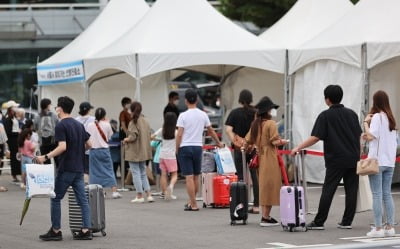 [속보] 코로나19 신규 확진 1418명·사망자 7명…전국 확산세 지속