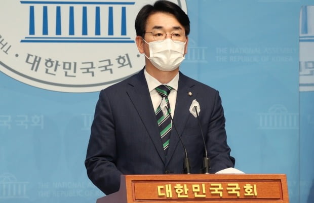 더불어민주당 박용진 대선 경선 후보가 23일 서울 여의도 국회 소통관에서 3대 기득권 타파 공약을 발표하고 있다. 사진=연합뉴스