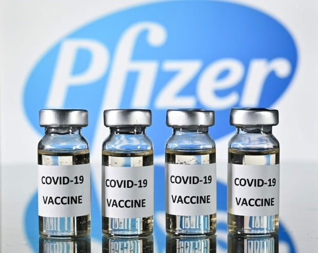 FDA가 정식 승인한 화이자 코로나 백신 사진=AFP