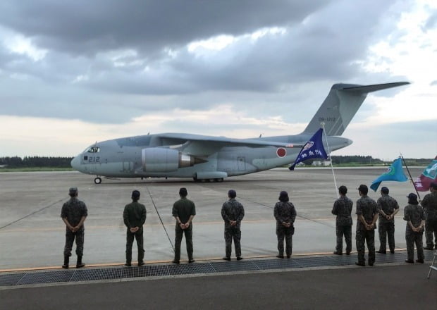 지난 23일 일본 사이타마(埼玉)현 이루마(入間) 공군기지에서 이륙 준비 하는 항공자위대 소속 C-2 수송기. /사진=EPA