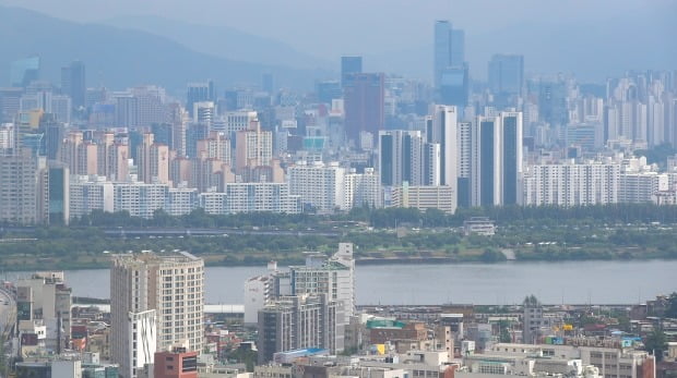 서울 남산에서 바라본 아파트 단지 모습들. /연합뉴스