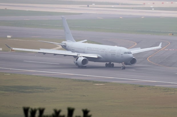  과거 한국을 도왔던 아프가니스탄 협력자와 그 가족들이 탑승한 우리 공군의 KC-330 다목적 공중급유 수송기가 26일 오후 인천공항 활주로에 착륙하고 있다.  사진=연합뉴스