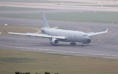 [속보] 381명 아프간인 태운 軍수송기 인천공항 도착