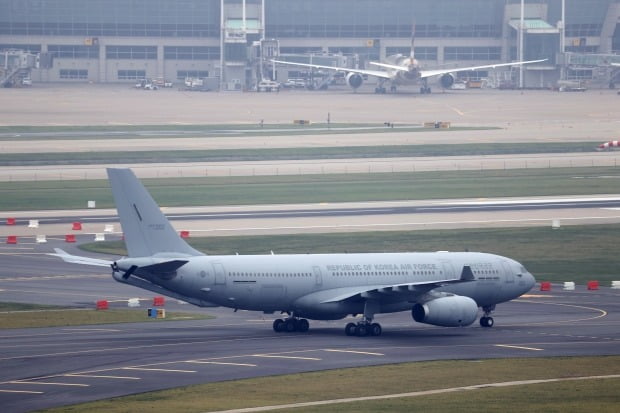 과거 한국을 도왔던 아프가니스탄 협력자와 그 가족들이 탑승한 우리 공군의 KC-330 다목적 공중급유 수송기가 26일 오후 인천공항에 도착하고 있다.  사진=연합뉴스