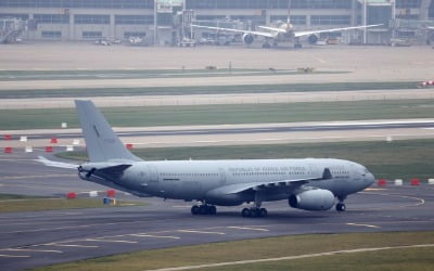 [속보] 한국 도운 아프간인·가족 378명 인천공항 도착