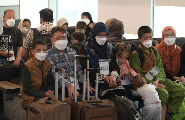 과거 한국을 도왔던 아프가니스탄 협력자와 그 가족들이 26일 오후 우리 공군 수송기에 탑승해 인천공항에 도착한 가운데 잔여 인원 13명이 이날 오후 파키스탄서 출발해 27일 한국에 도착한다. 사진은 인천공항에 도착한 아프간 협력자와 가족들이 코로나19 검사를 위해 대기하는 모습. /사진=연합뉴스